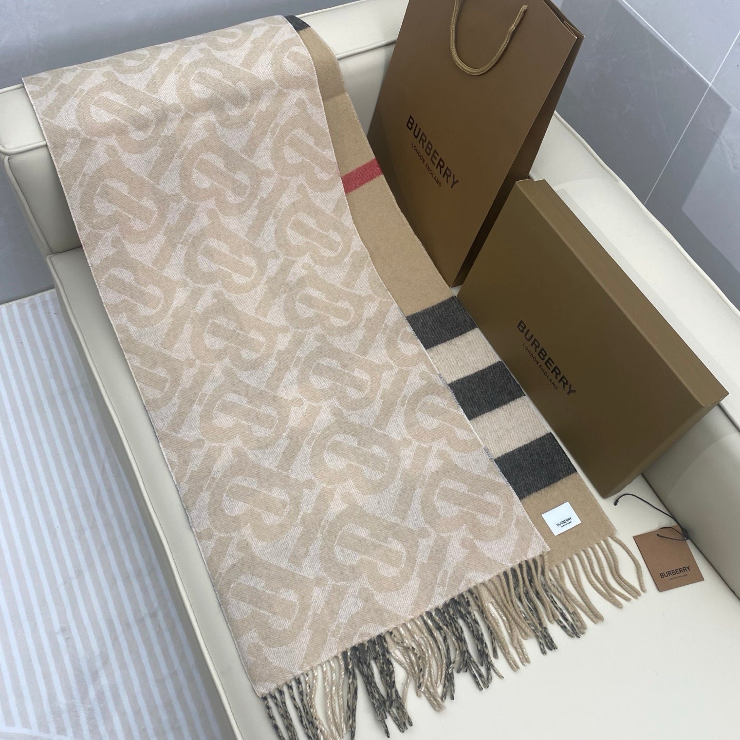 Burberry Classic TB Logo & Plaid Reversible 100% Cashmere Unisex Scarf, 32x180cm