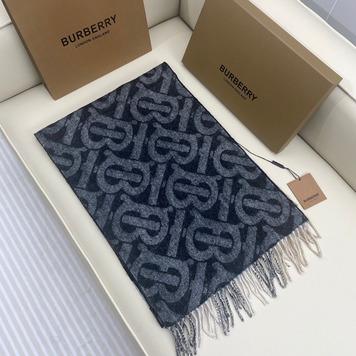 Burberry Classic TB Logo & Plaid Reversible 100% Cashmere Unisex Scarf, 32x180cm