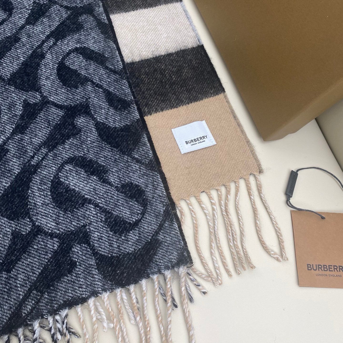 Burberry Classic TB Logo & Plaid Reversible 100% Cashmere Unisex Scarf, 32x180cm