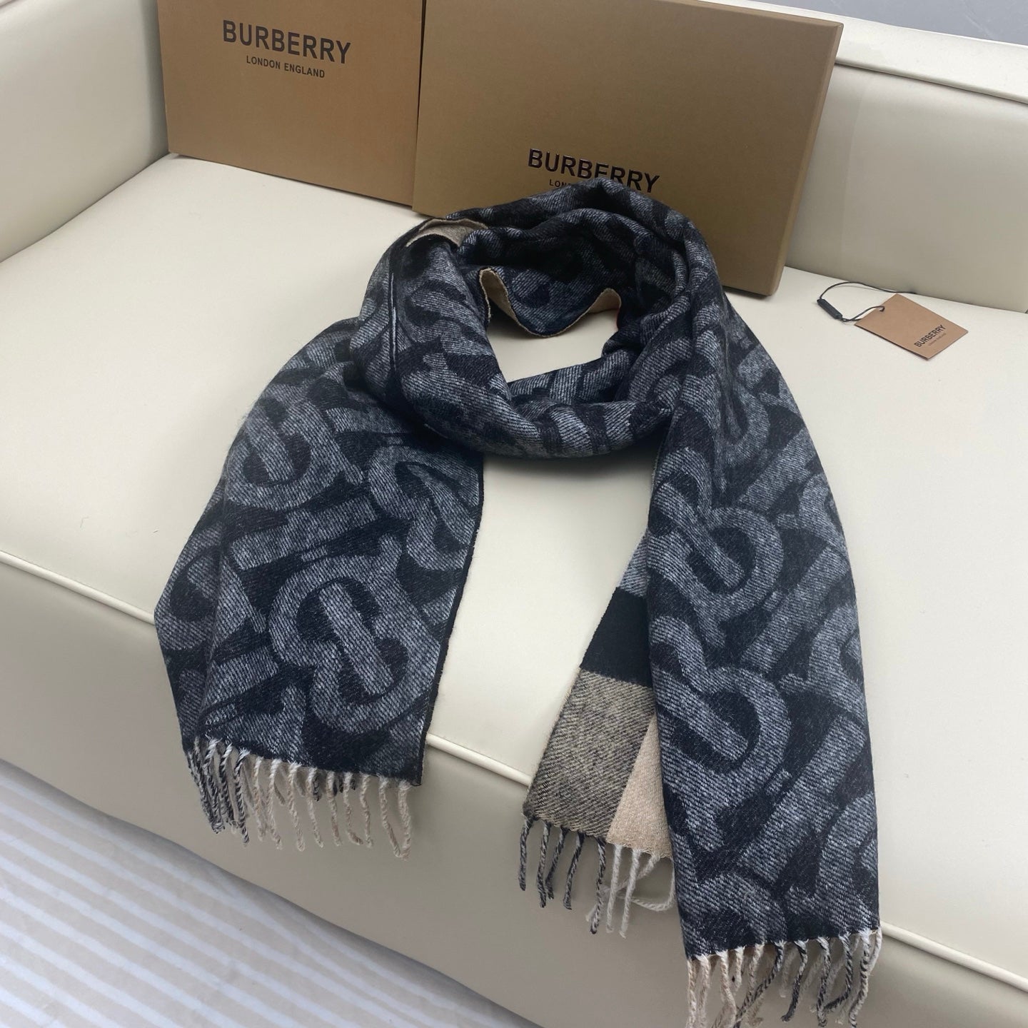 Burberry Classic TB Logo & Plaid Reversible 100% Cashmere Unisex Scarf, 32x180cm