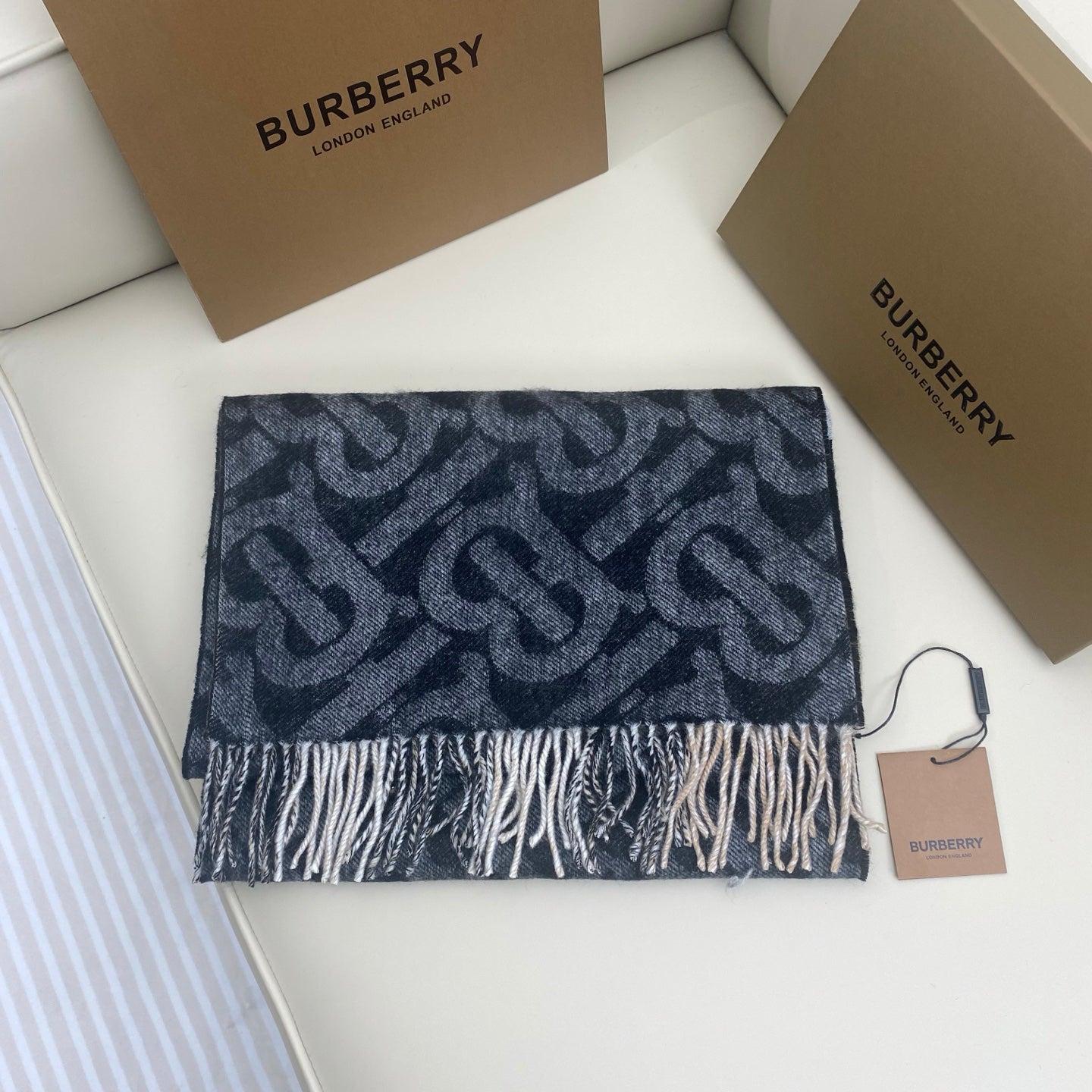 Burberry Classic TB Logo & Plaid Reversible 100% Cashmere Unisex Scarf, 32x180cm