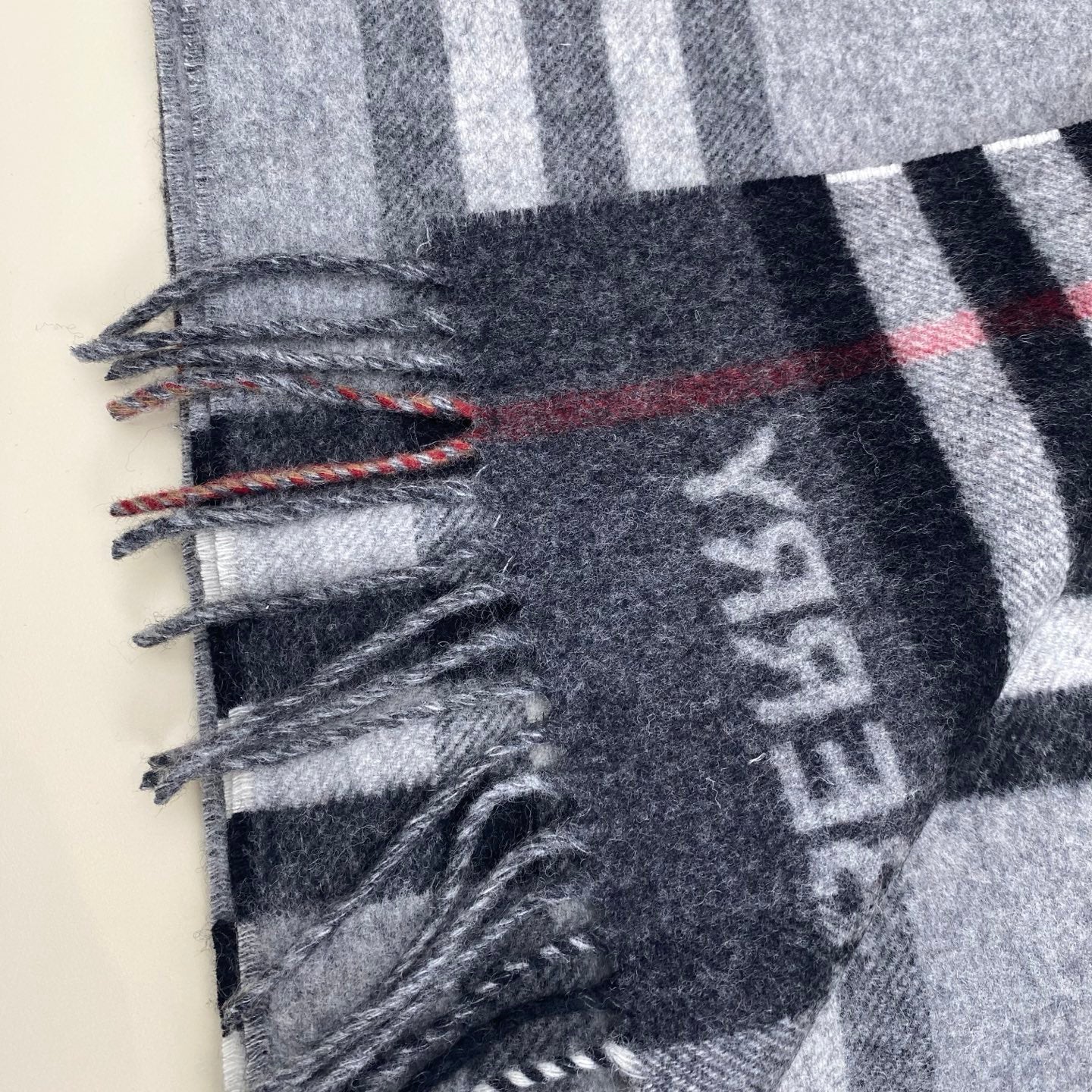 Burberry Classic Check 100% Cashmere Scarf – Unisex Grey & Charcoal Colorblock with Fringed Tassels